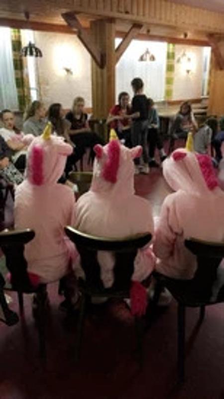 Kinder der Reiterferien für Kinder tragen Kostüme