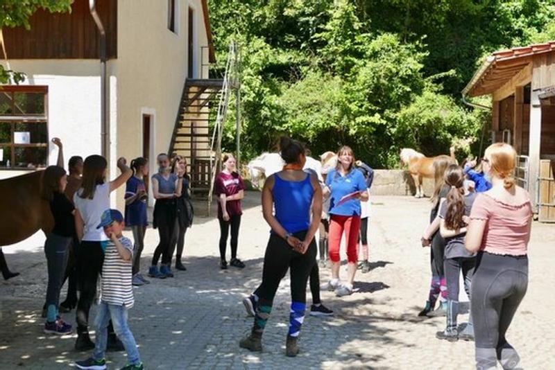 Kinder der Reiterferien für Kinder machen Gruppenspiele