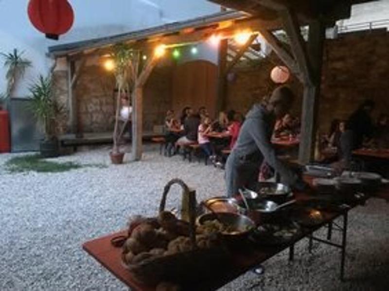 Kinder der Reiterferien für Kinder essen Buffet