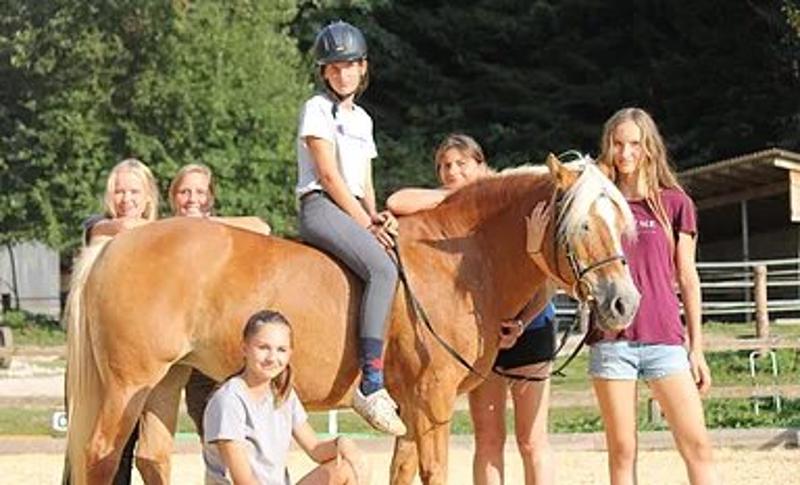 Kinder der Reiterferien für Kinder reiten zusammen