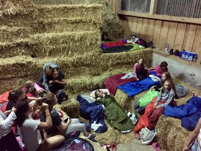 Kinder der Reiterferien für Kinder schlafen im Heu