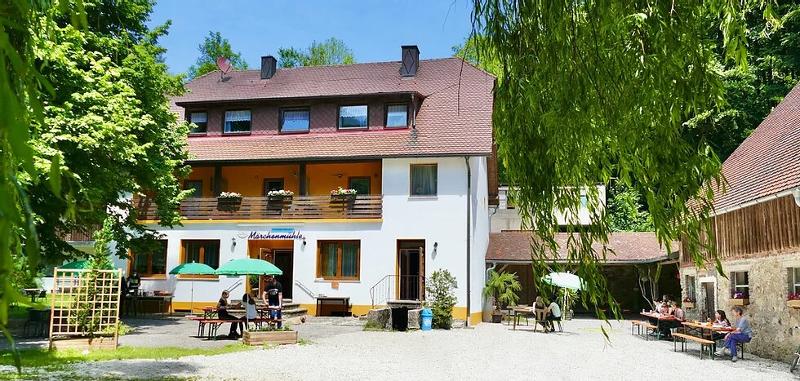 Kinder der Reiterferien für Kinder sind auf einem Hof