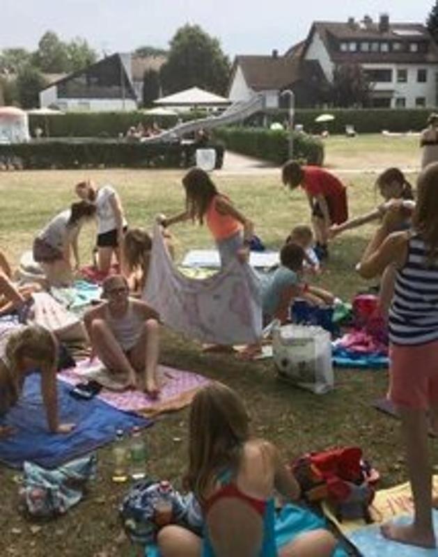 Kinder der Reiterferien für Kinder picknicken