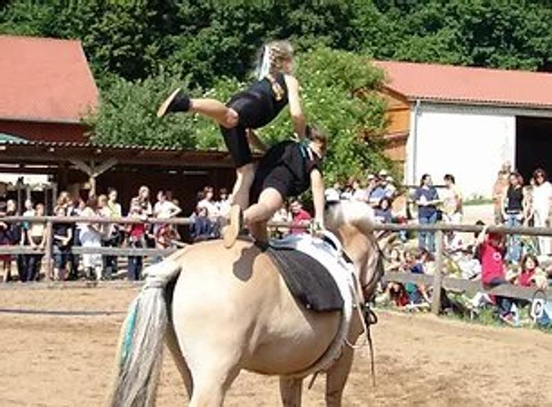 Kinder der Reiterferien für Kinder voltigieren
