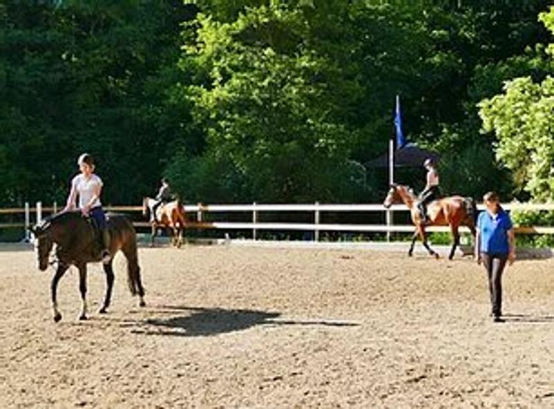 Kinder der Reiterferien für Kinder reiten auf der Koppel