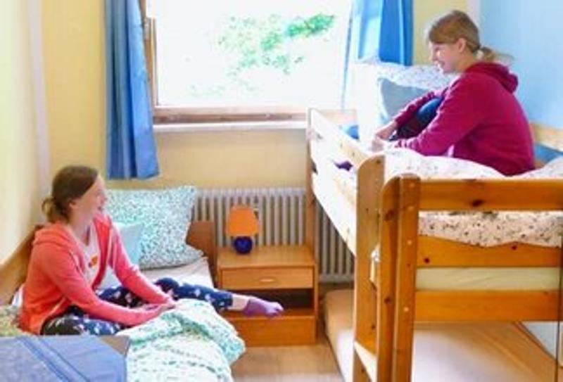 Kinder der Reiterferien für Kinder sind auf ihrem Zimmer
