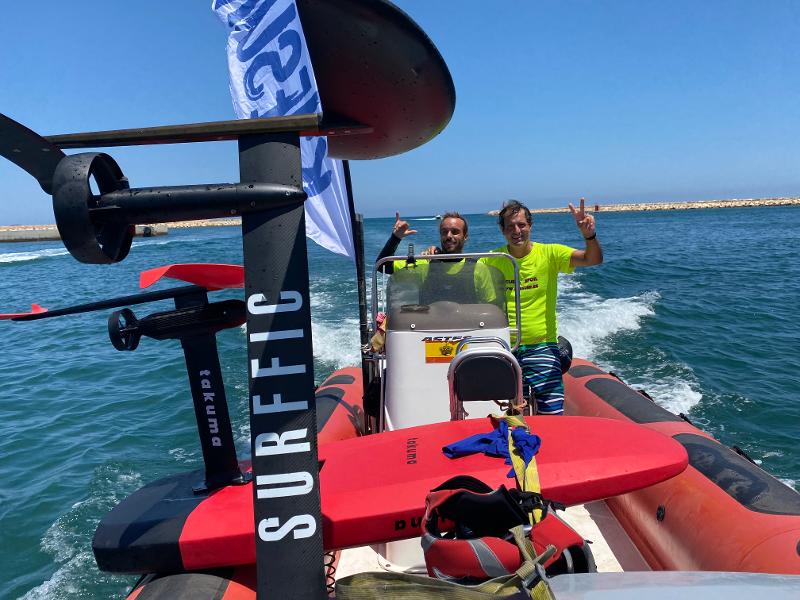 Die Betreuer fahren im Surfcamp Spanien auf einem Boot übers Meer