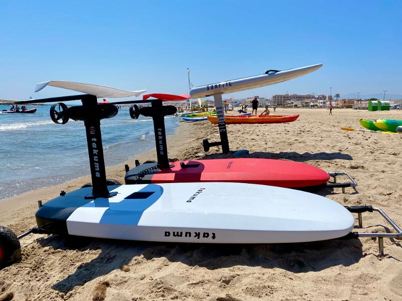 Die Surfbretter liegen im Surfcamp Spanien in einer Reihe am Strand