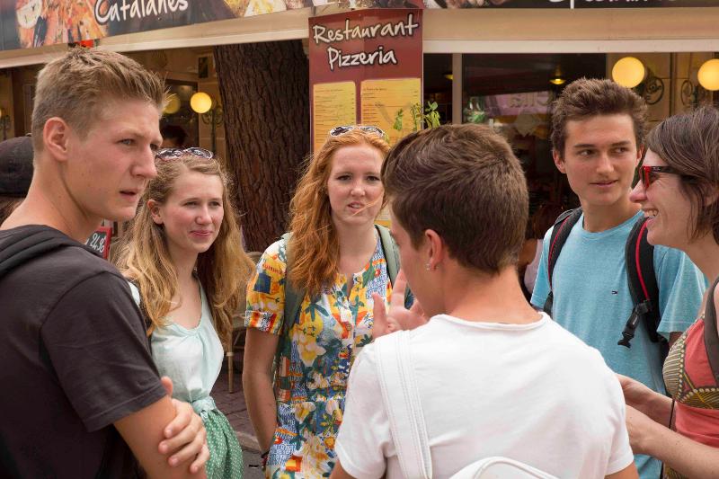 Teilnehmer einer Französisch Sprachreise besprechen sich