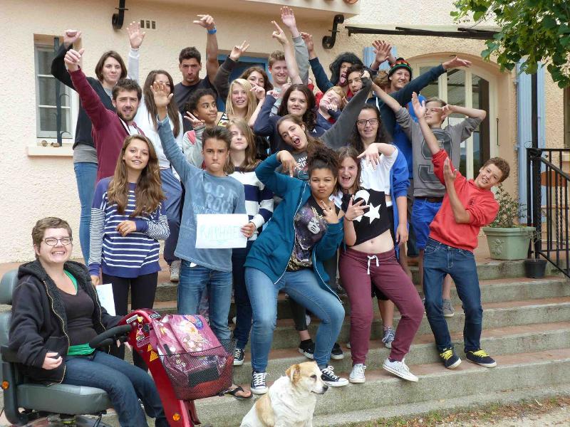 Teilnehmer einer Französisch Sprachreise machen ein Gruppenfoto