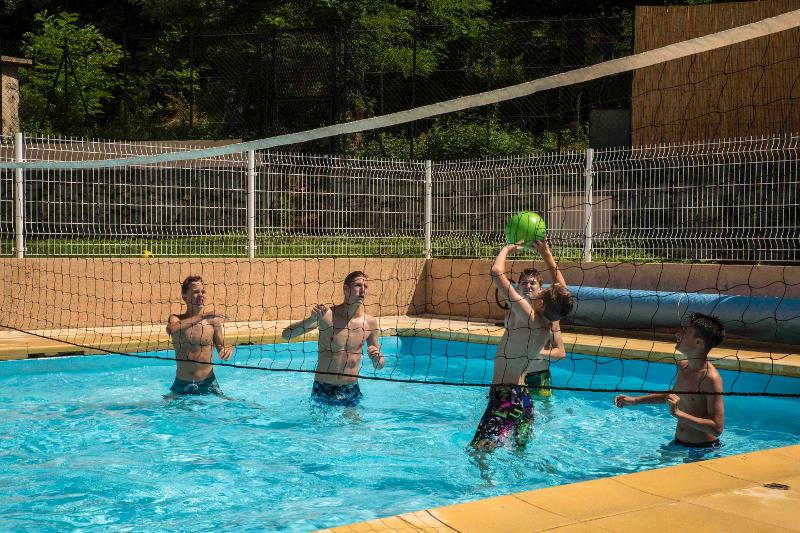 Jugendliche einer Sprachreise Spanisch spielen Wasserball