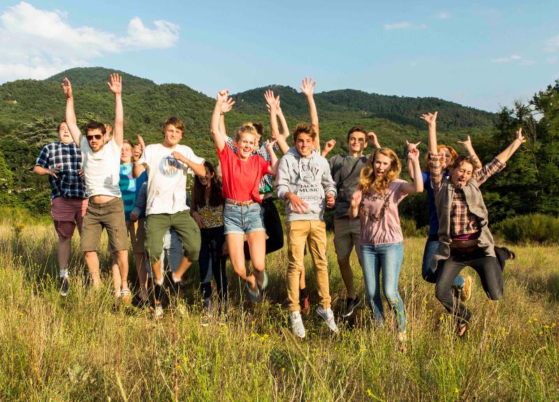 Kinder einer Sprachreise Spanisch stehen auf einem Feld