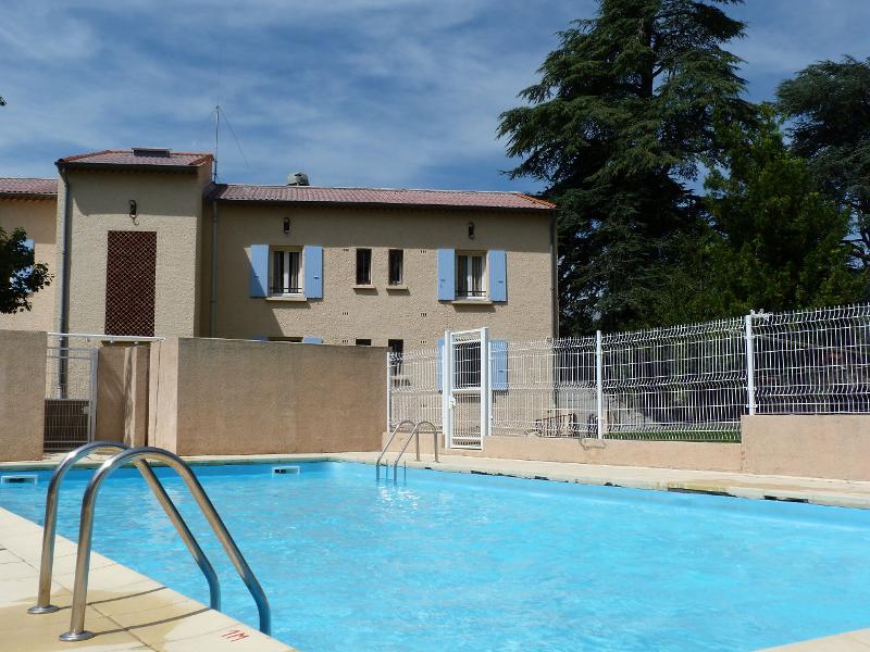 Ein Pool hinter einem Haus auf Sprachreise nach Frankreich
