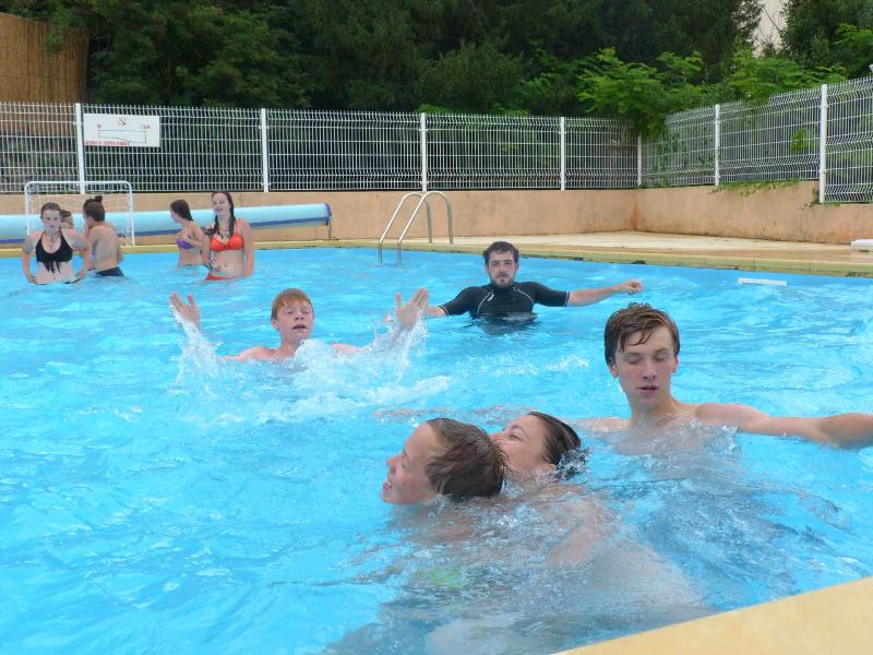 Teilnehmer der Schülersprachreise Frankreich schwimmen im Pool