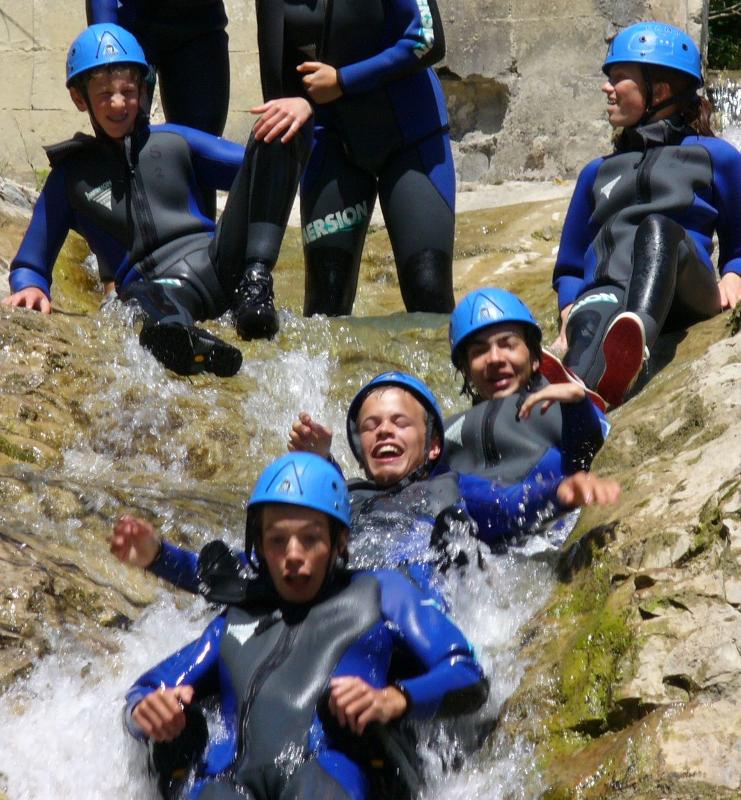 Teilnehmer der Sprachreise Frankreich 1 Woche rutschen einen Fluss hinunter