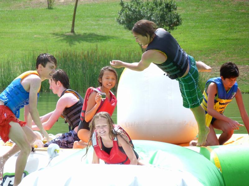 Kinder spielen auf Sprachreise Frankreich Schüler Gastfamilie auf einer Wasserburg