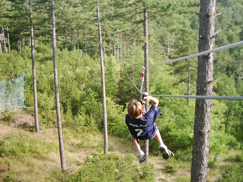 Ein Teilnehmer fährt auf Sprachreise Frankreich Schüler mit einer Zip Line