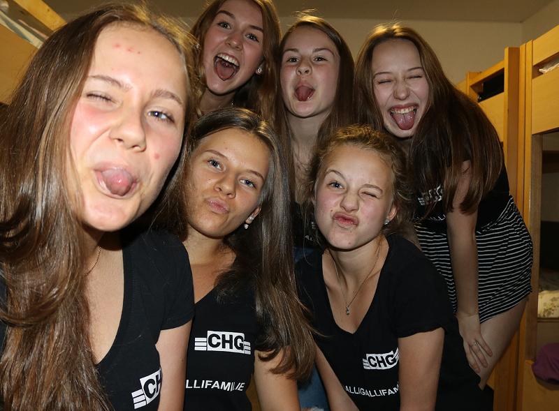 Kinder des Ferienprogramms Bremen machen ein Selfie