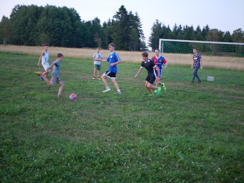 Jungs spielen im Feriencamp Bremen Fußball