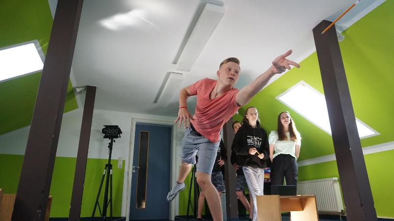 Ein Junge wirft einen Stich während der Ferienbetreuung Sommerferien