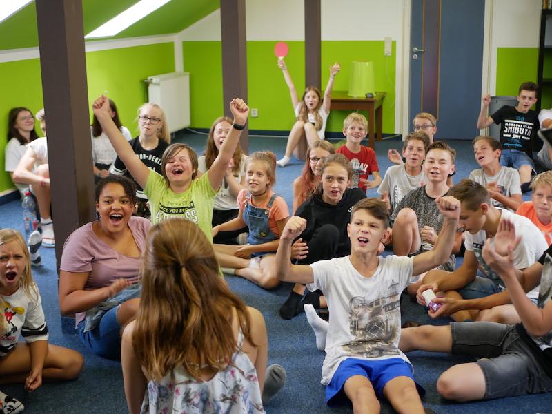 Teilnehmer jubeln gemeinsam im Feriencamp Bremen