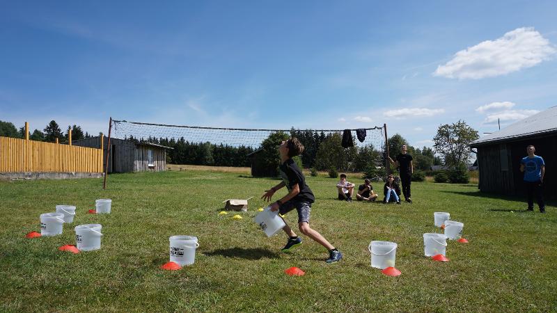Teilnehmer bei Outdoorspielen im Feriencamp Bremen