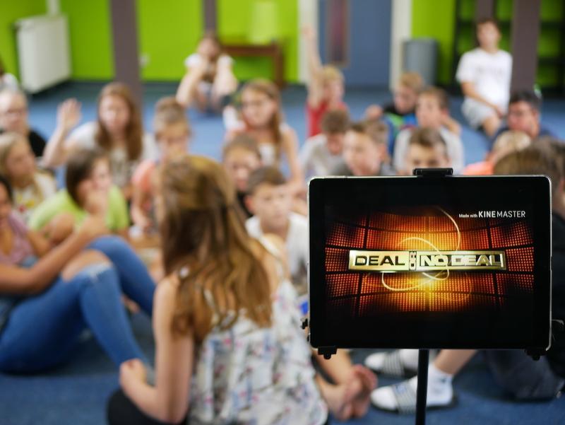 Teilnehmer spielen im Feriencamp München "schlag den Betreuer"
