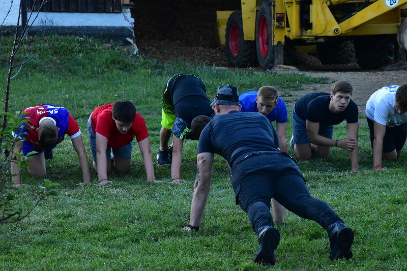 Teilnehmer machen in ihrem Feriencamp München Liegestützen