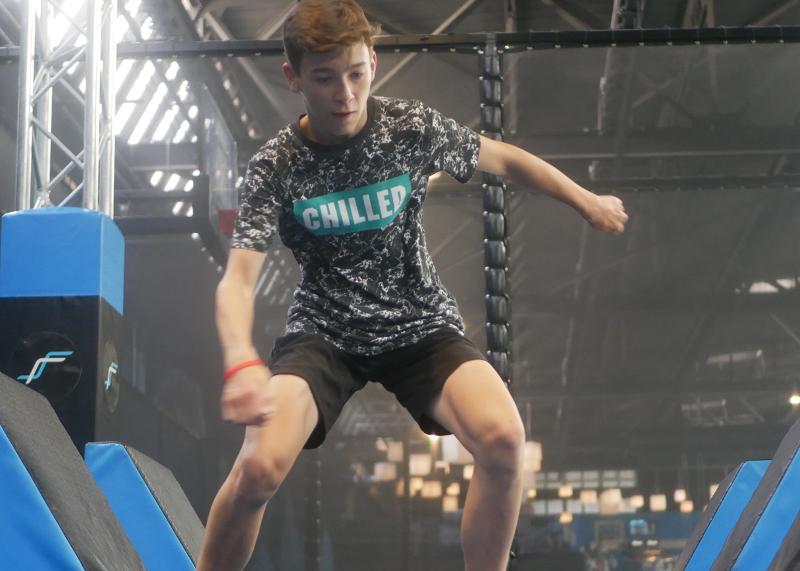 Junge während seines Feriencamp München in einer Action-Halle