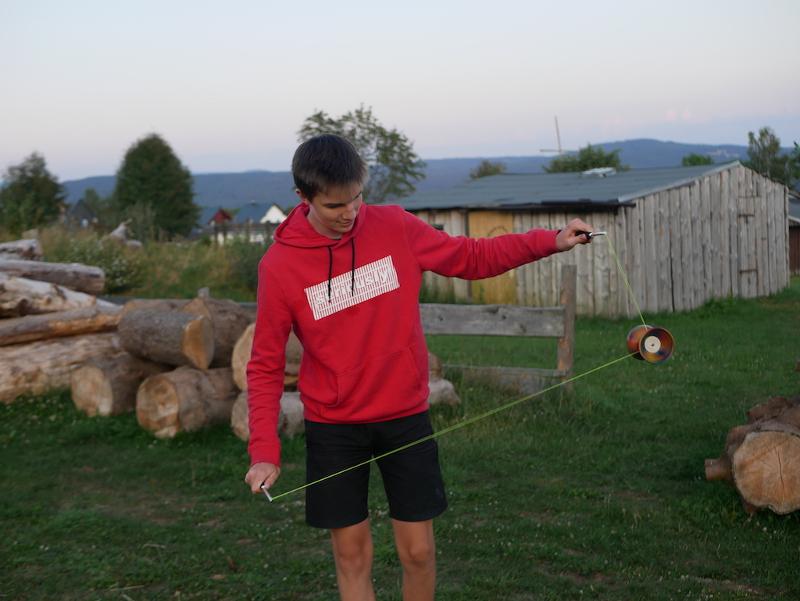 Junge spielt führt während seiner Ferienfreizeit München Tricks mit einem Jojo vor