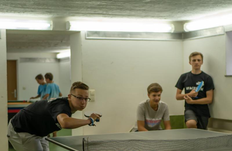 Teilnehmer eines Feriencamp München spielen Tischtennis
