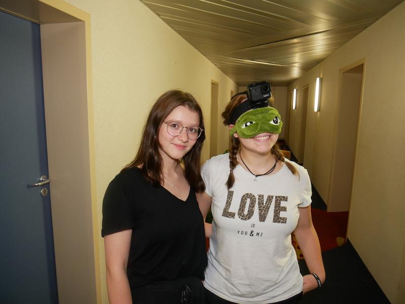 Zwei Teilnehmerinnen spielen bei einem Feriencamp München blinde Kuh