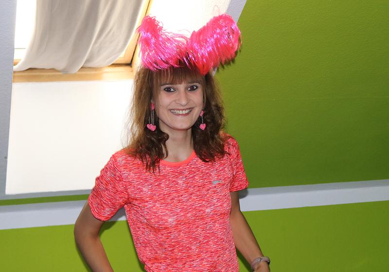 Eine Teilnehmerin mit pinker Verkleidung bei einem Feriencamp München