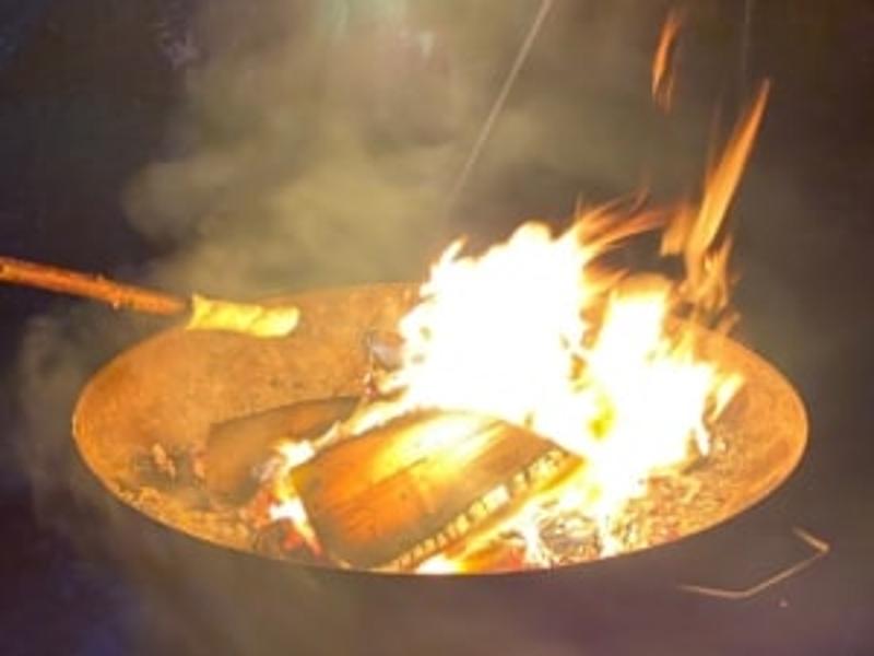 Lagerfeuer und gegrilltes Stockbrot im Programmier-Camp