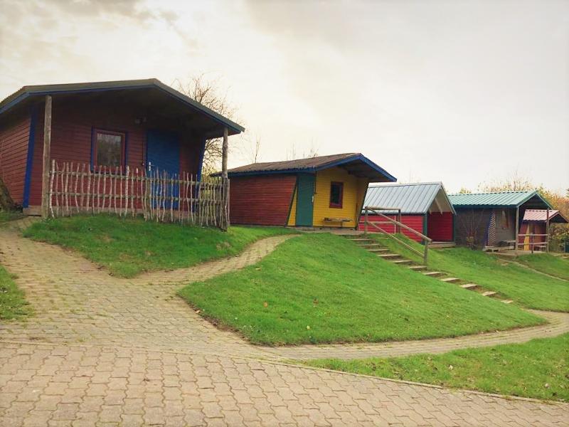 Teilnehmer eines Forschercamps schlafen in bunten Häusern