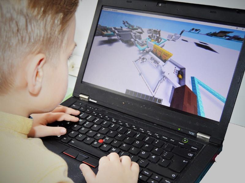 Teilnehmer eines Forschercamps spielen