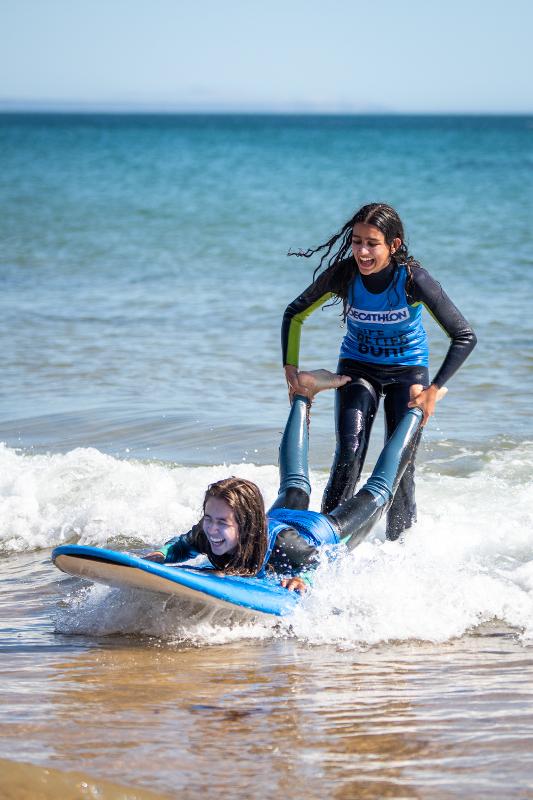 Zwei Mädchen albern im Surfcamp Portugal am Strand herum