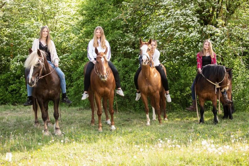 Teilnehmerinnen der Reiterferien ohne Eltern Bayern auf ihren Pferden