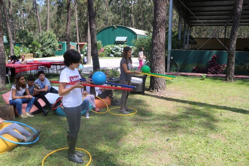 Kinder der Reitferien Portugal spielen mit Schwimmnudeln