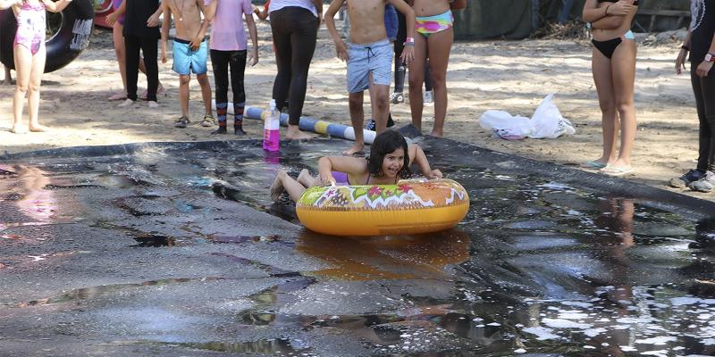 Kinder der Reiterferien Algarve gehen auf die Wasserrutsche