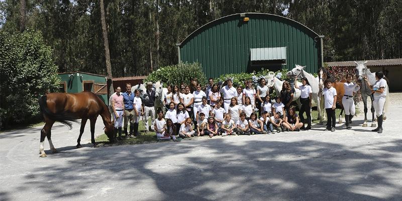 Teilnehmer der Reiterferien in Portugal machen ein Gruppenfoto