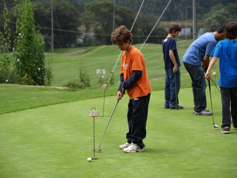 Die Kinder der Reiterferien in Portugal golfen