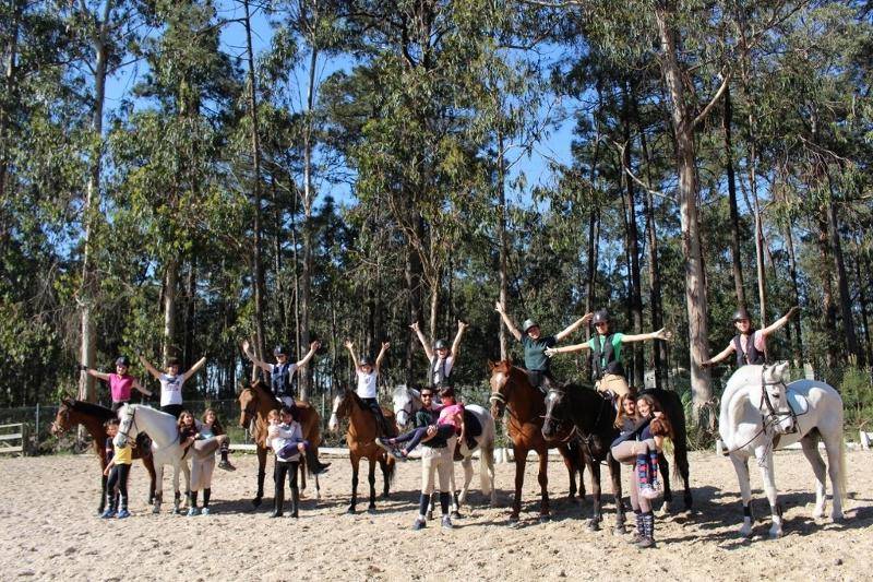 Die Teilnehmer der Reiterferien Algarve reiten freihändig