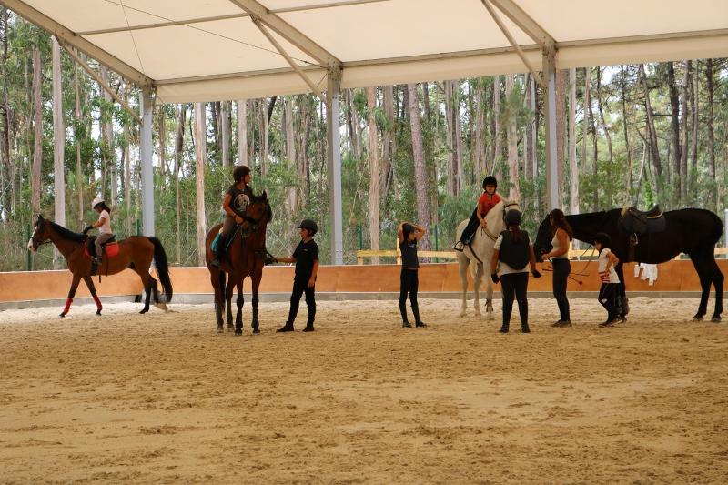 In der Halle der Reiterferien Portugal wird geübt