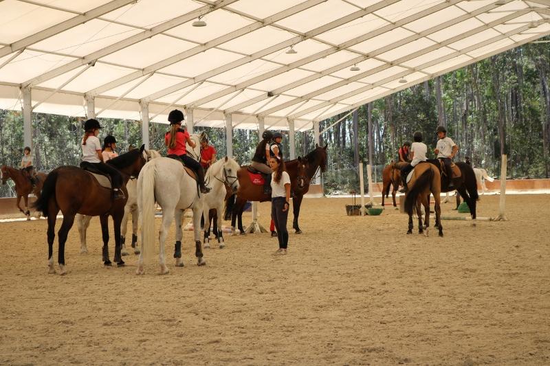 In der Halle reiten die Teilnehmer der Reiterferien in Portugal