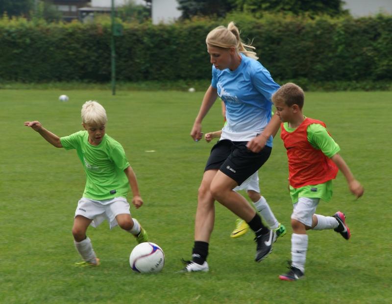 Kinder spielen gemeinsam Fußball im Ferienlager Peenemünde
