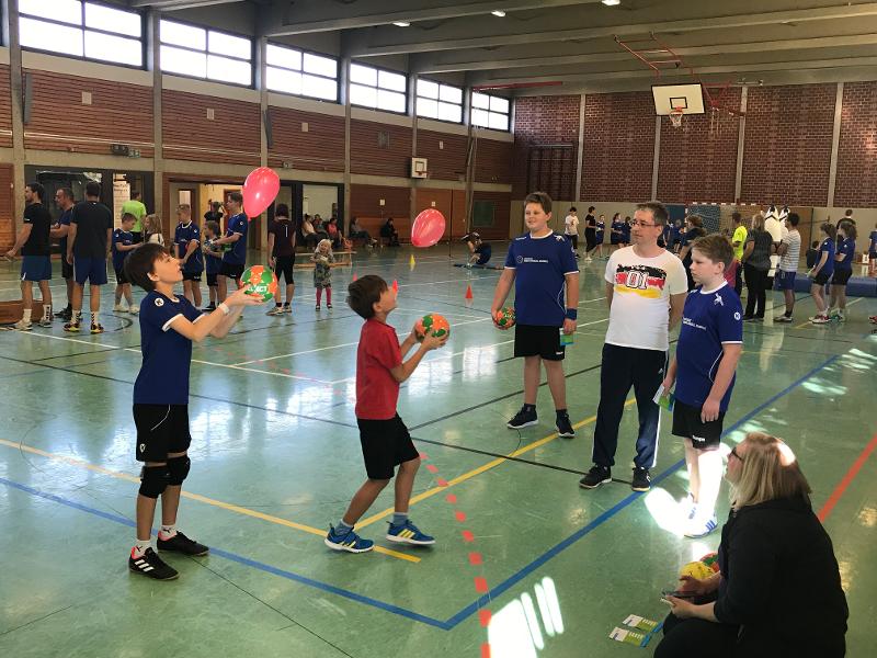 Kinder im Handball-Feriencamp machen Übungen