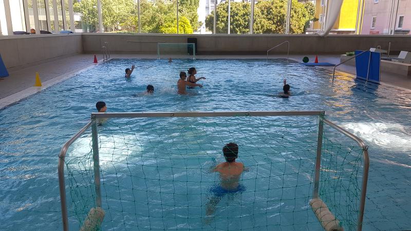 Kinder spielen im Ferienlager ab 8 Wasserball