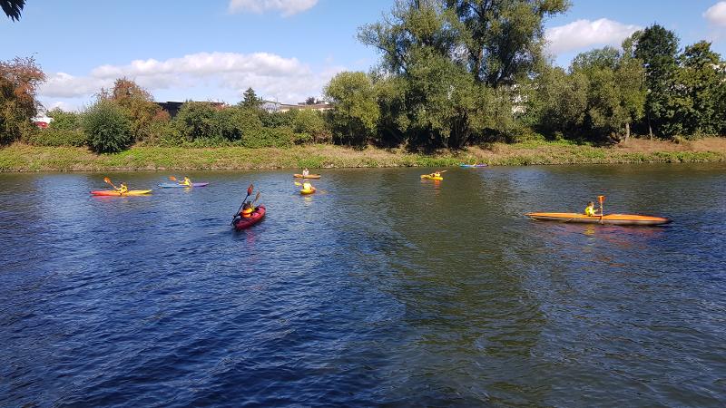 Teilnehmern von Herbstferien Köln beim Paddeln