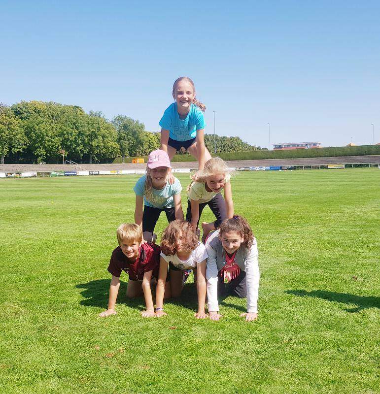 Im Sportcamp Deutschland Kinder werden Übungen gemacht